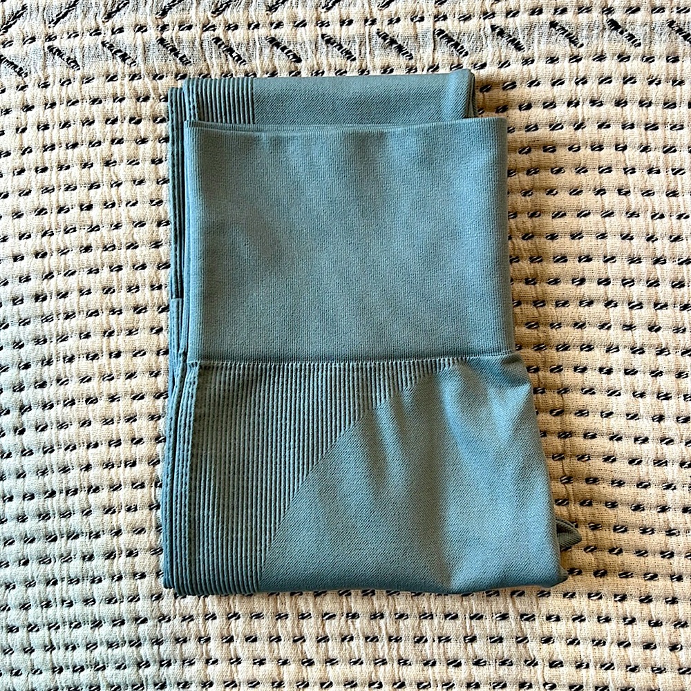 SET active leggings. Worn twice. Like new. Great quality.